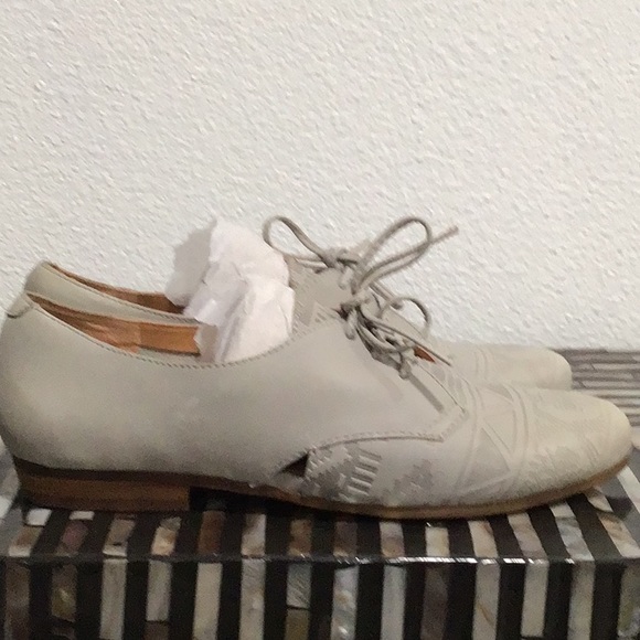 EUC LATIGO “ Junebug” Leather Lace Up Oxford Shoes Light Gray Low Heels - Picture 9 of 10